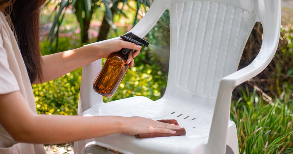 cleaning-outdoor-plastic-furniture